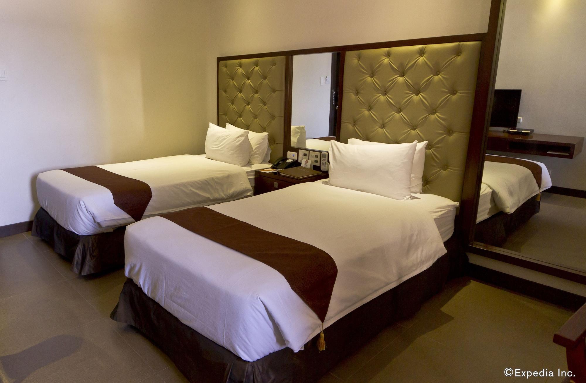 Castle Peak Hotel Cebu Esterno foto