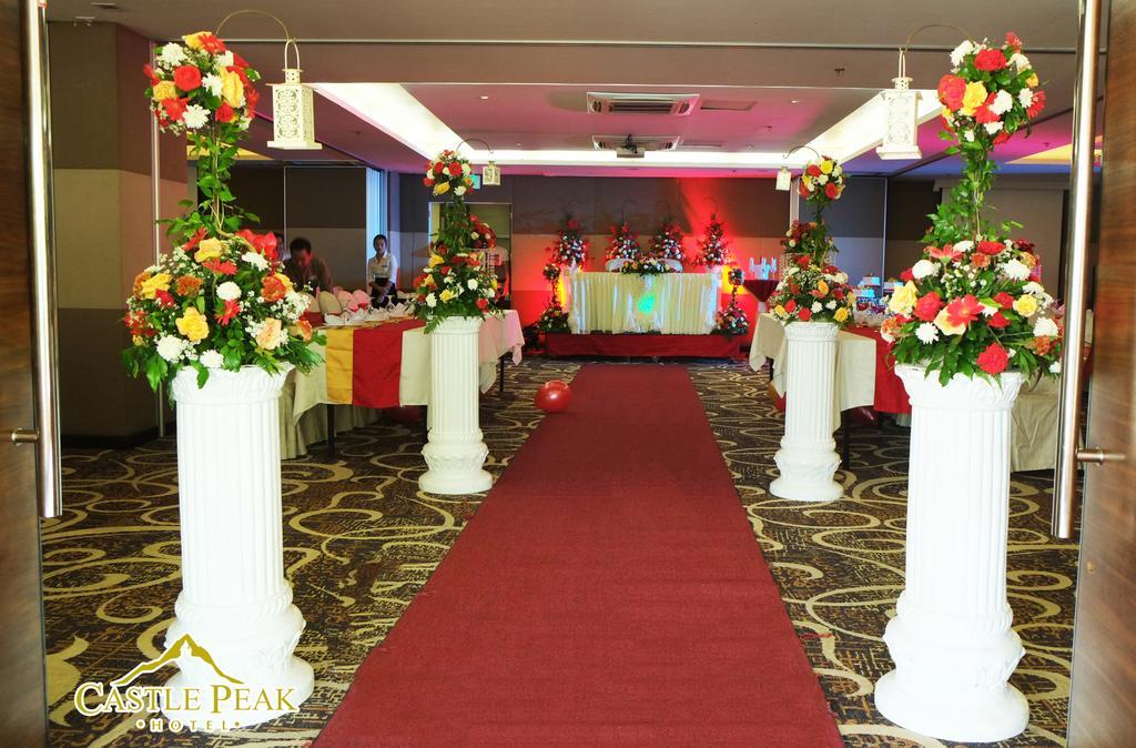 Castle Peak Hotel Cebu Esterno foto