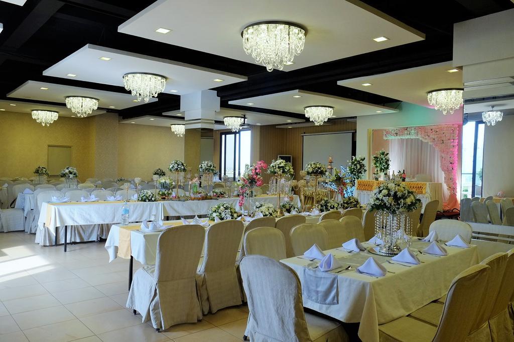 Castle Peak Hotel Cebu Esterno foto